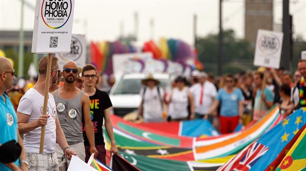 LGBT aktibistak homosexualitatea debekatuta dagoen 70 herrialdeetako banderekin