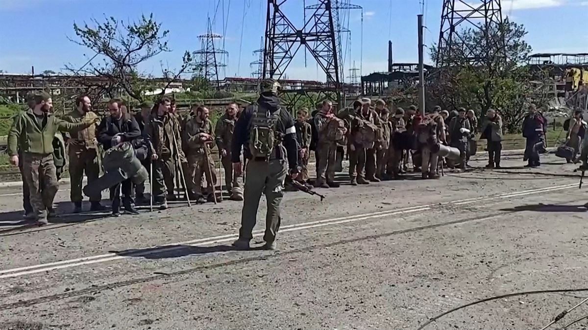 Soldados ucranianos abandonan Azovstal. Imagen obtenida de un vídeo de Agencias.
