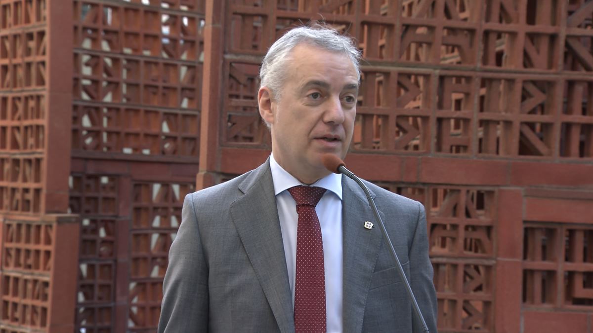 El lehendakari Iñigo Urkullu, en el exterior del Parlamento Vasco
