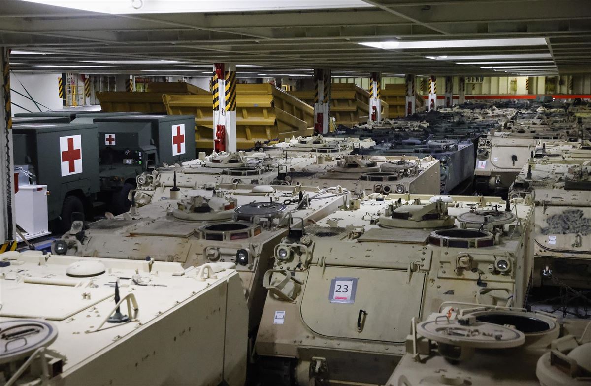 Vehículos militares que serán transportados a Ucrania. Foto: EFE.