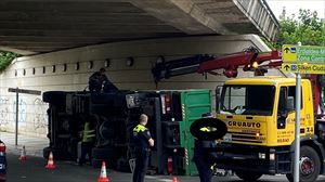 Vuelca un camión pluma tras sufrir un golpe con el puente azul de la calle Portal de Castilla