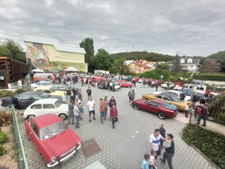 8.-Primera muestra de coches clásicos en el concejo de Pobes. Fiesta del municipio de Ribera Alta-Erriberagoitia