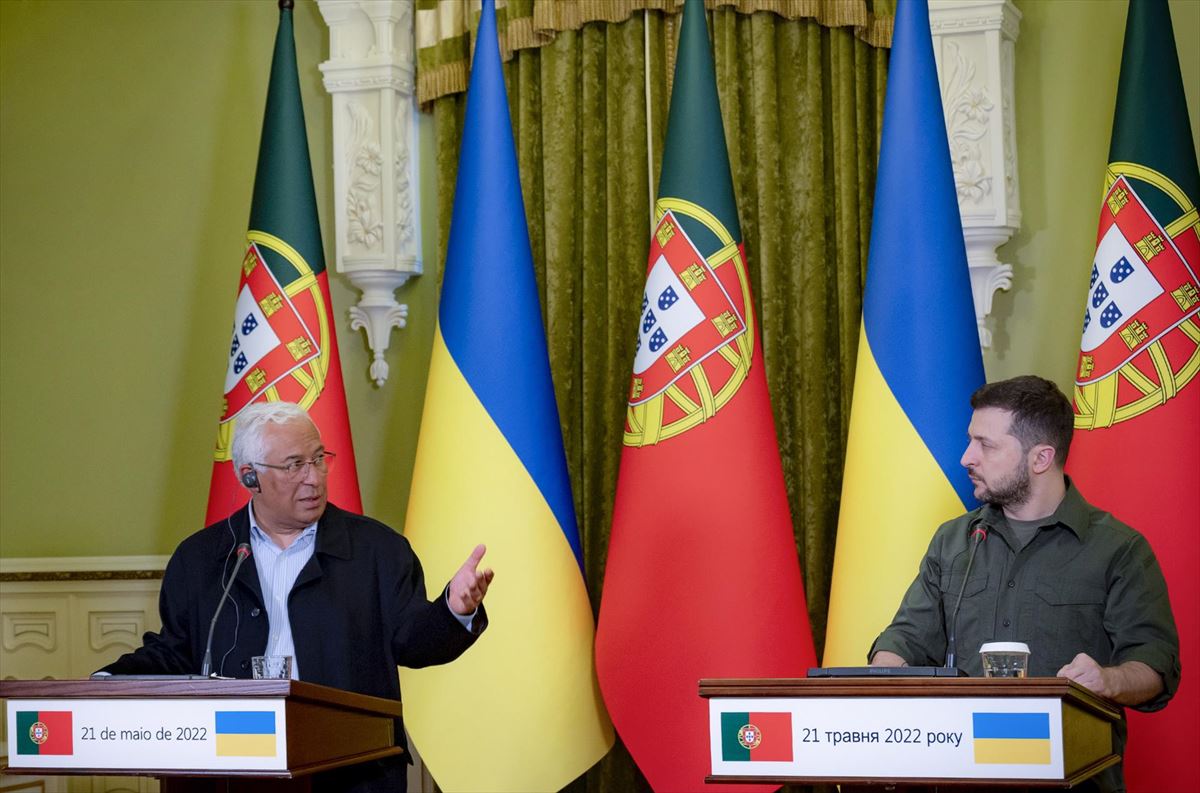 Antonio Costa eta Volodimir Zelenski, Portugalgo eta Ukrainako presidenteak, hurrenez hurren. EFE