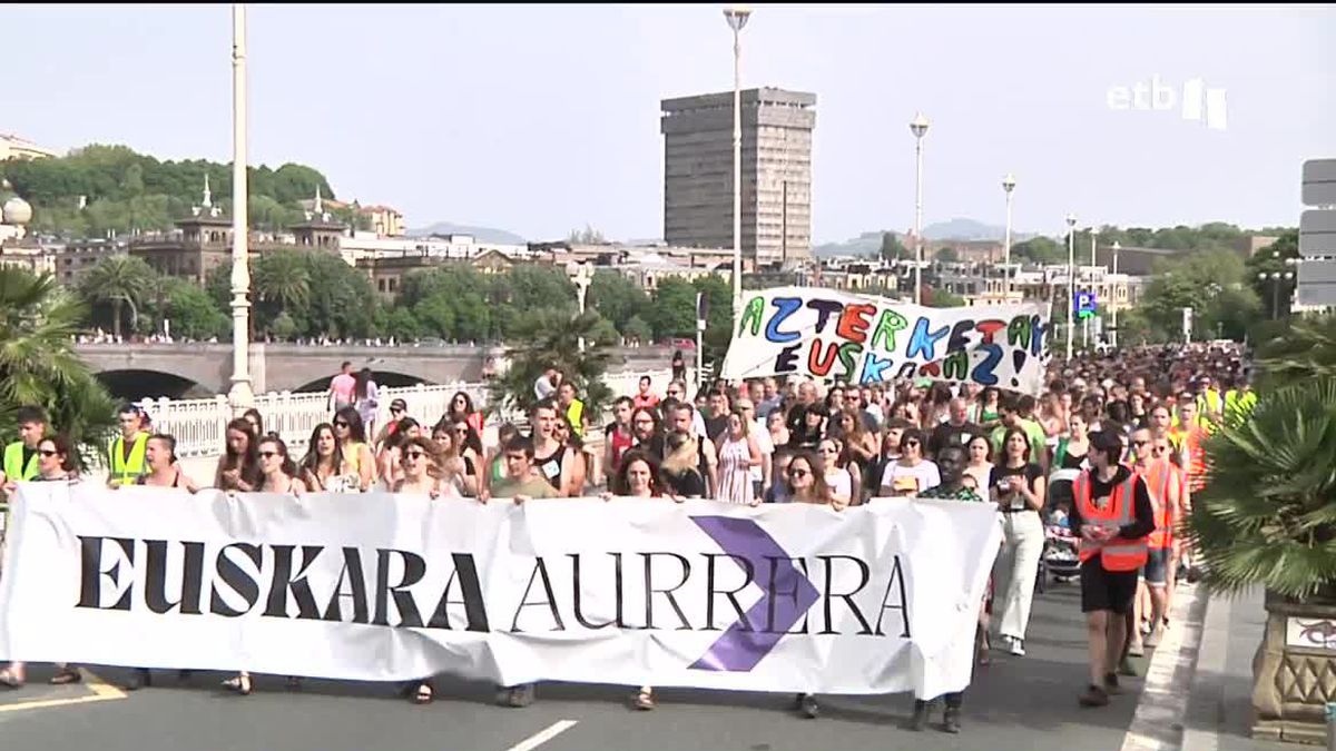 Cabecera de la manifestación "Aurrera Euskara" en Donostia. Foto: Amaia Arostegi | EITB Media