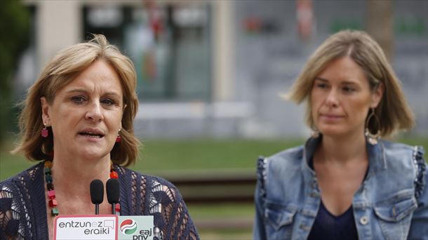 La presidenta del BBB del PNV, Itxaso Atutxa, y Mireia Zarate. Foto: EFE