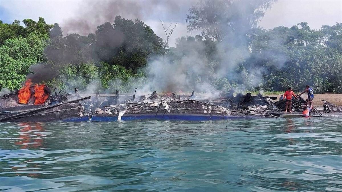 El barco incendiado. Imagen obtenida de un vídeo de Agencias.