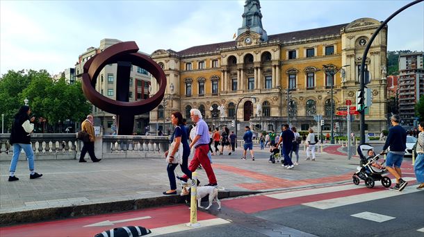 Jendea Bilboko kaleetan zehar. Artxiboko irudia: EITB Media