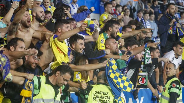 La afición del Cádiz en Mendizorrotza. Foto: EFE