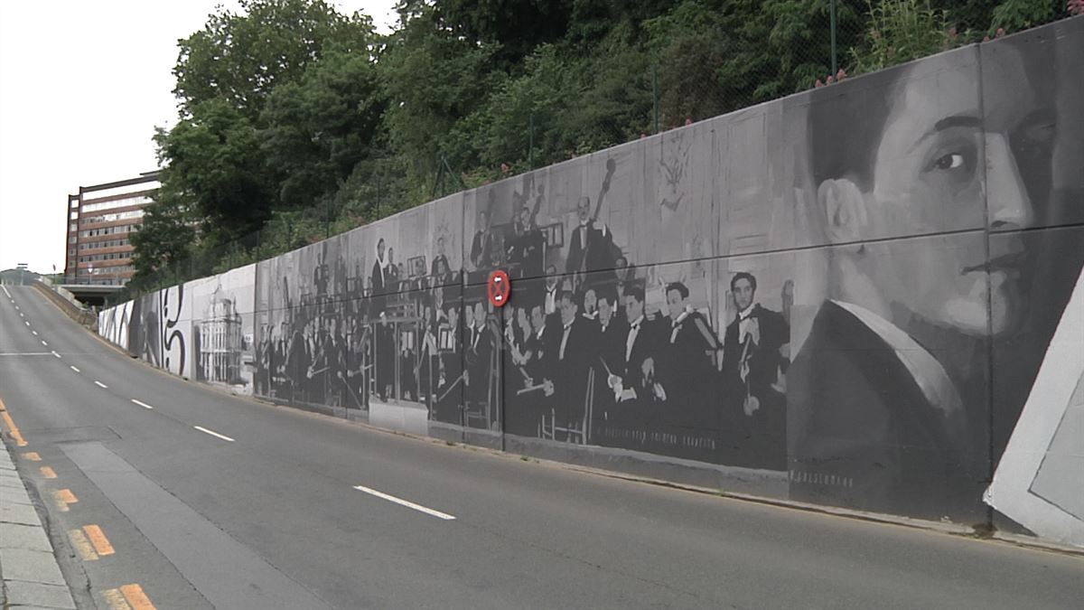 Presentación del mural. Imagen obtenida de un vídeo de EITB Media.