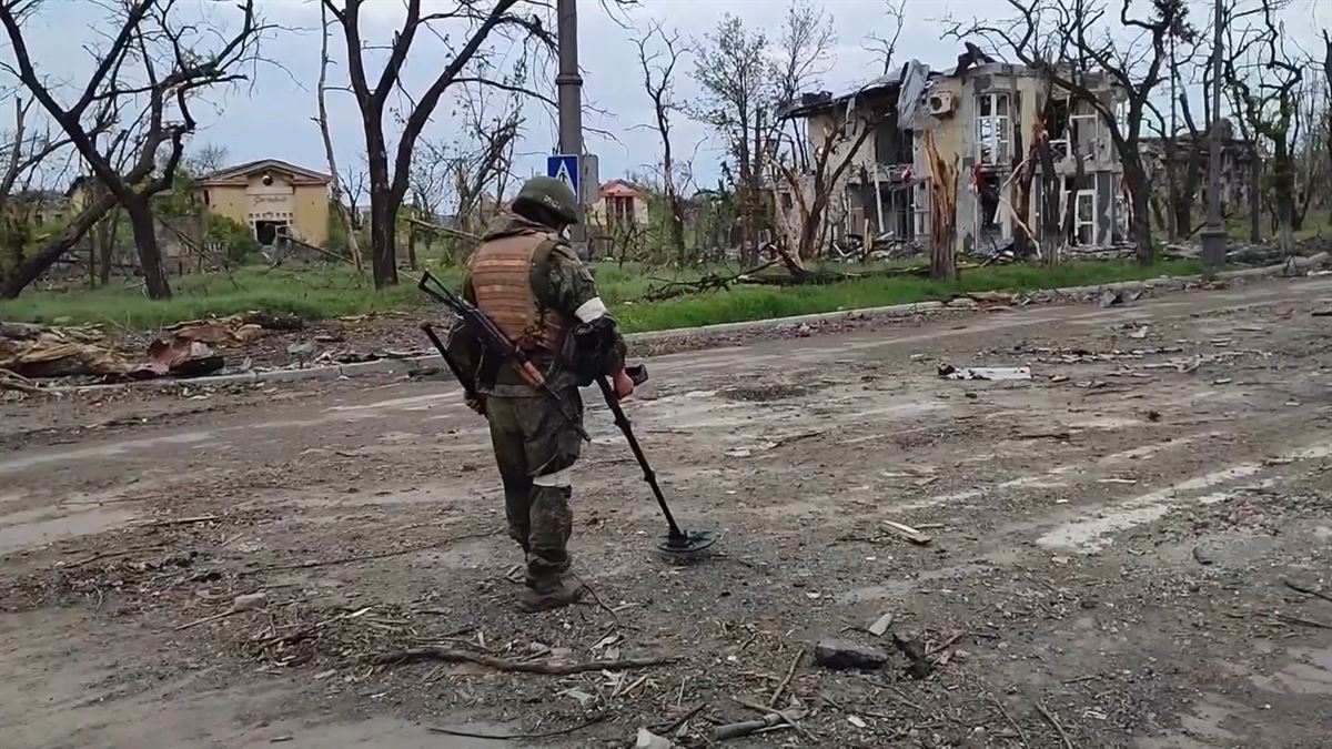 Zapadores rusos llevan a cabo labores de desminado. Imagen obtenida de un video de Agencias.