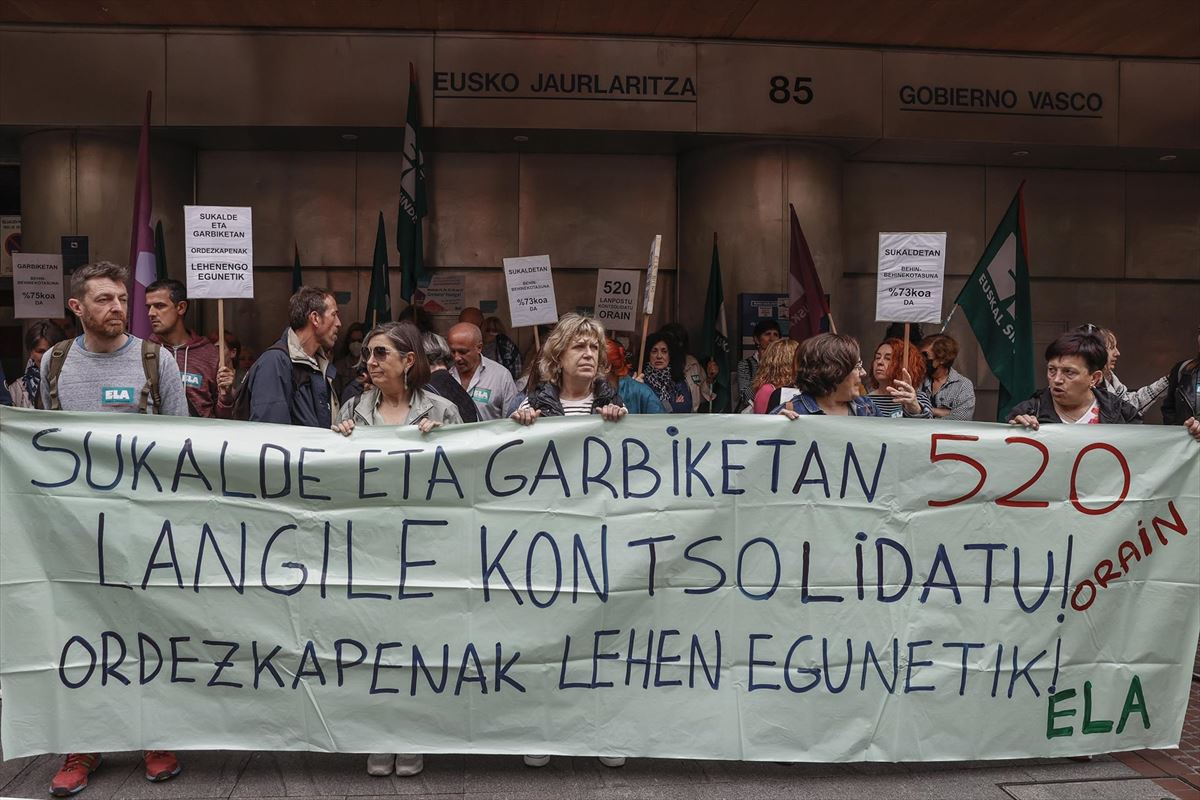 Imagen de archivo de una protesta del personal de limpieza y cocina de Educación. Foto: EITB Media