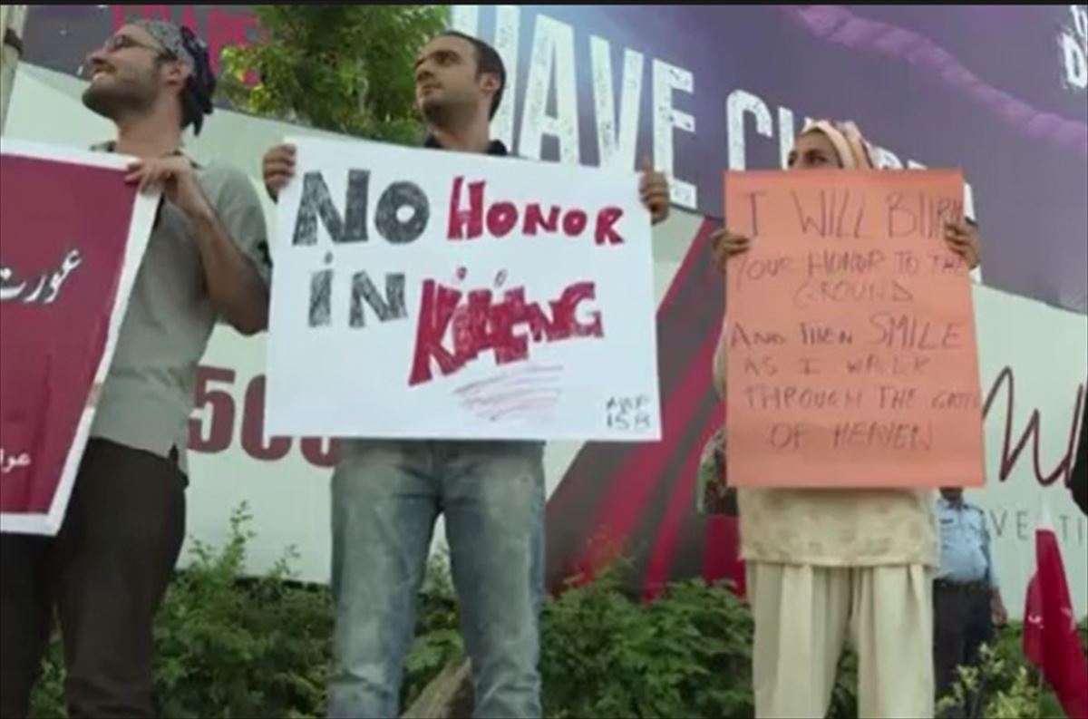 "Ohore krimenak" deiturikoen kontrako protesta bat Islamabaden (Pakistan).