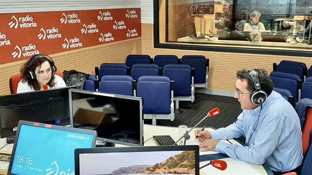 Los abogados Susana Sucunza y Esteban Martín en el estudio central de Radio Vitoria