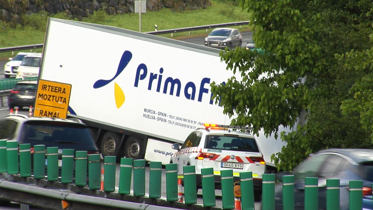 Camión accidentado en Villabona. Imagen obtenida de un vídeo de EITB Media.