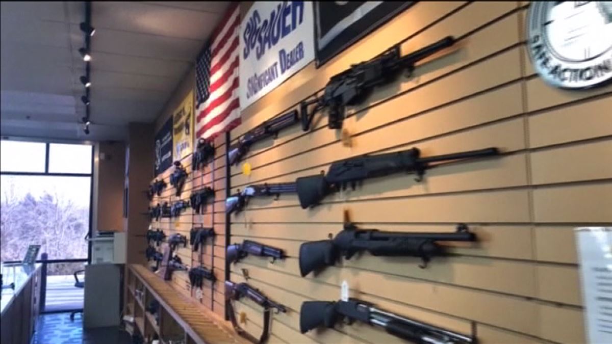 Imagen de una tienda donde se venden armas de fuego en Estados Unidos. Foto: EITB Media