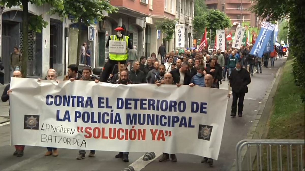 Cabecera de la manifestación de la Policía Municipal, esta mañana en Bilbao. EITB Media