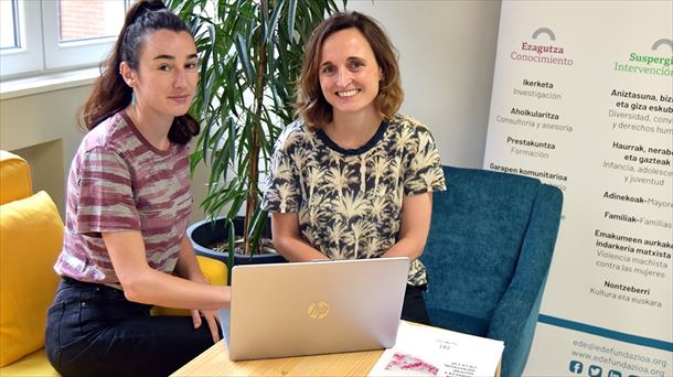 Irama Vidorreta (dch) y Olaia Alberdi (izq), autoras del estudio de Emakunde junto con Ainara Canto.