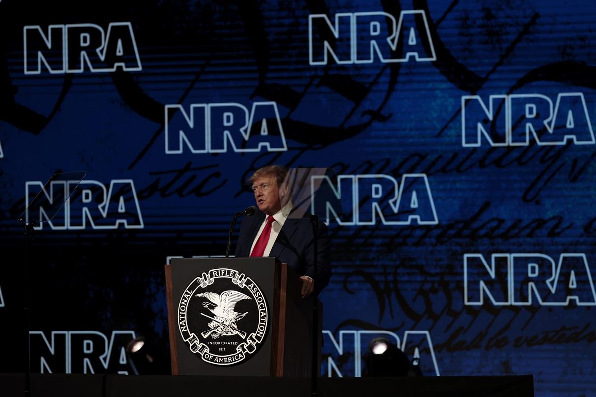 Donald Trump en la convención de la Asociación Nacional del Rifle. Foto: EFE