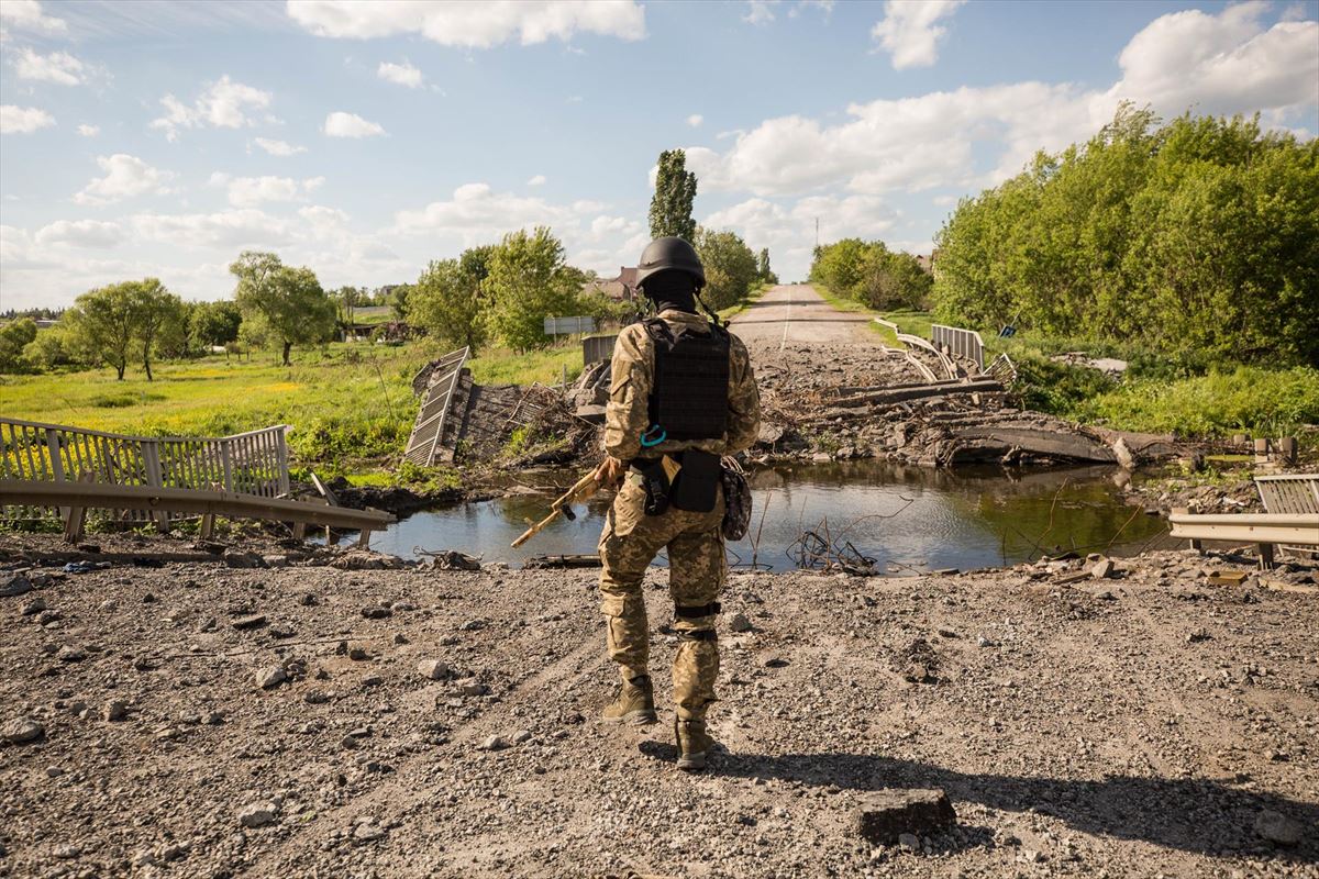 Un soldado ucraniano mira un puente volado en Járkov. Foto: EFE