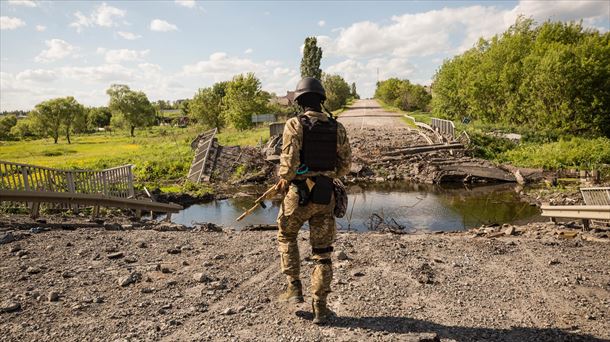 Un soldado ucraniano mira un puente volado en Járkov. Foto: EFE