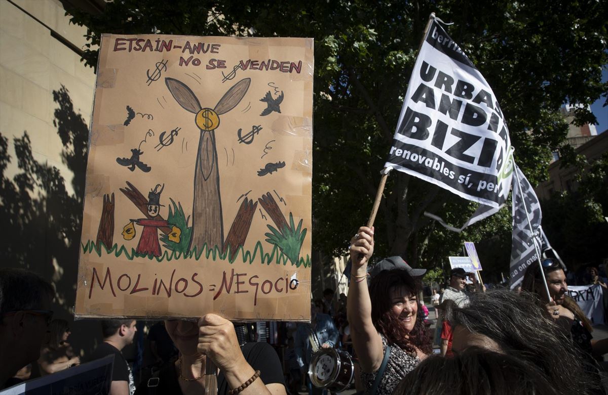 Imagen de las pancartas de la manifestación de Pamplona. Foto: EFE