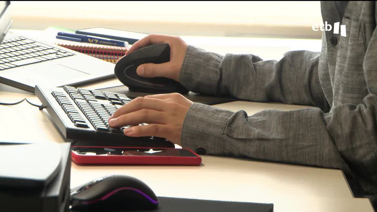 Una persona frente al ordenador. Imagen obtenida de un vídeo de EITB Media