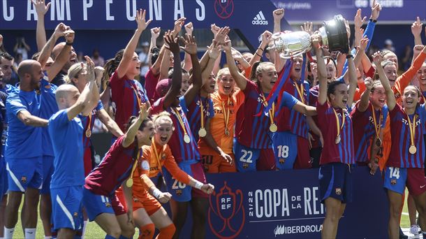 Las jugadoras del Barcelona celebran la novena Copa de la Reina. Foto: EFE.