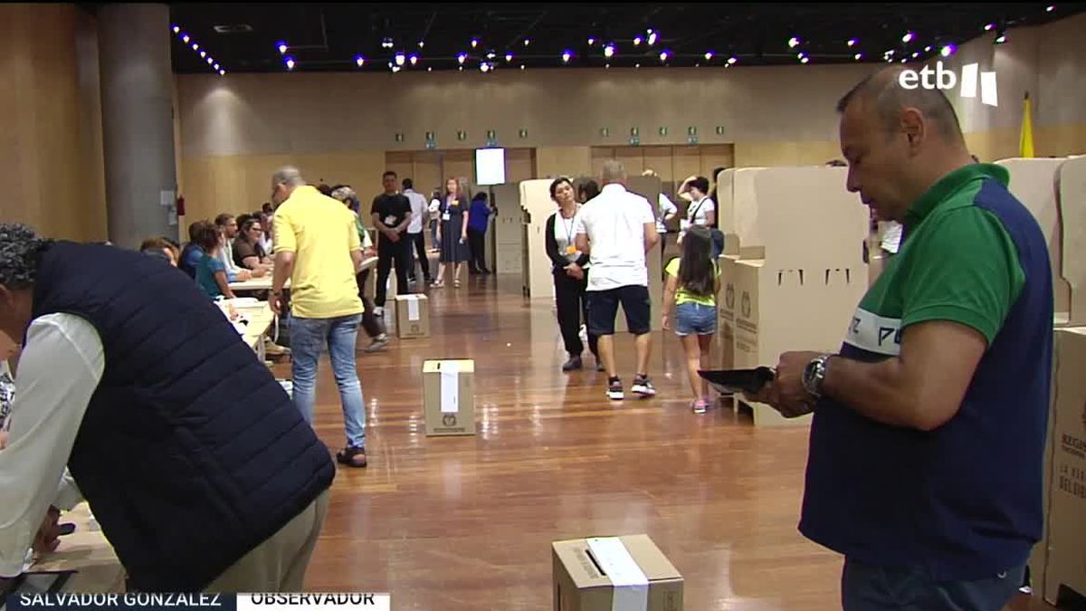 Colombianos votan en el BEC. Imagen obtenida de un vídeo de EITB Media