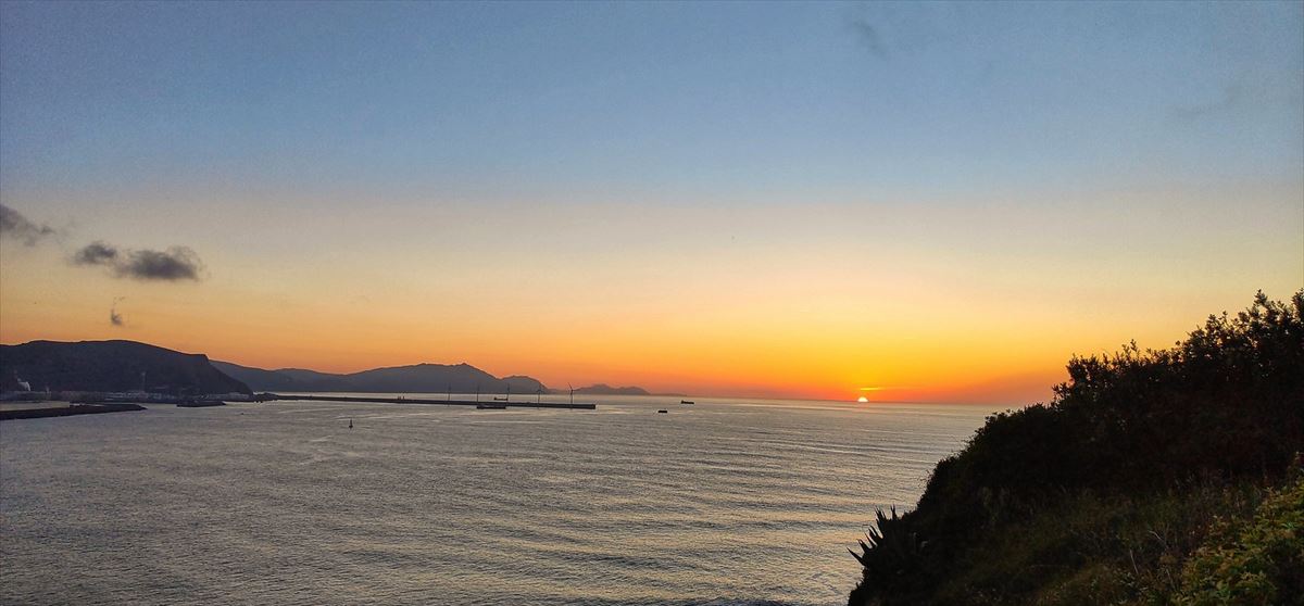 Atardecer de primavera desde Punta Galea. Foto: Francisco Javier Larrabeiti