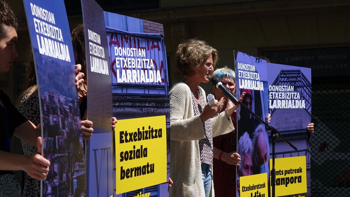 La portavoz de EH Bildu de Donostia-San Sebastián, Reyes Carrere, en el acto. Foto: EH Bildu Twitter