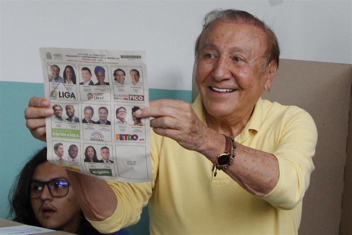 Rodolfo Hernández mostrando su voto 