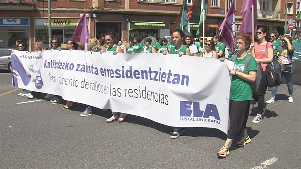 Erresidentzietako langileak, joan den maiatzean egindako protesta batean. 