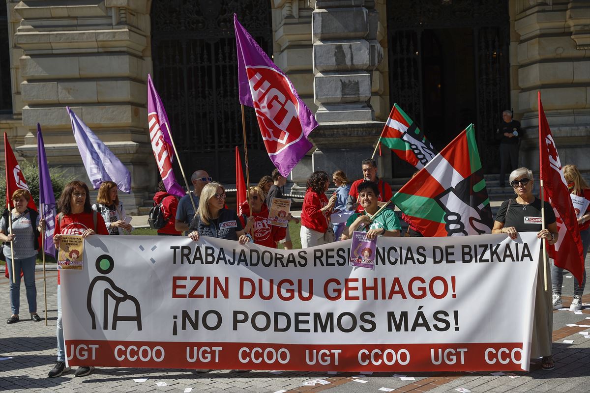 Protesta de las trabajadoras de distintas residencias de Bizkaia, en Bilbao
