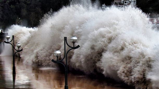 Olatuak Zarauzko malekoian. 