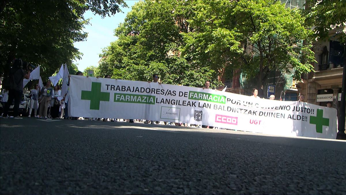 Farmazietako langileak manifestazioan, gaur goizean. EITB Media