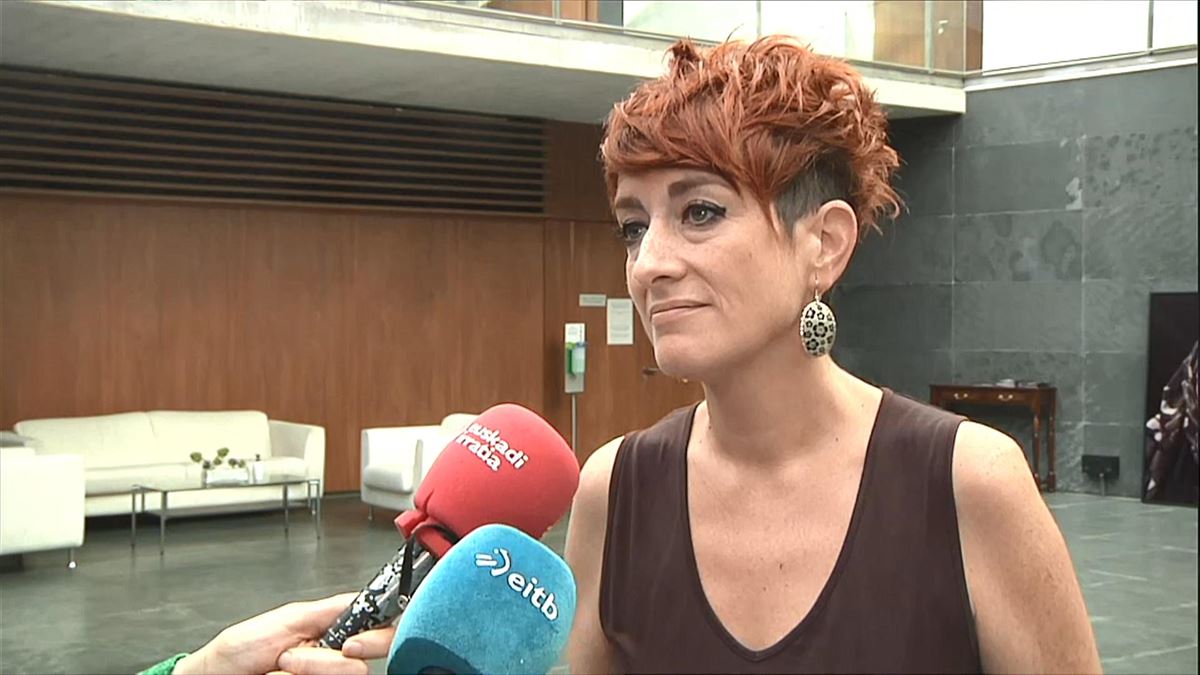 Ruiz, responde a las preguntas de periodistas en el Parlamento de Navarra. 