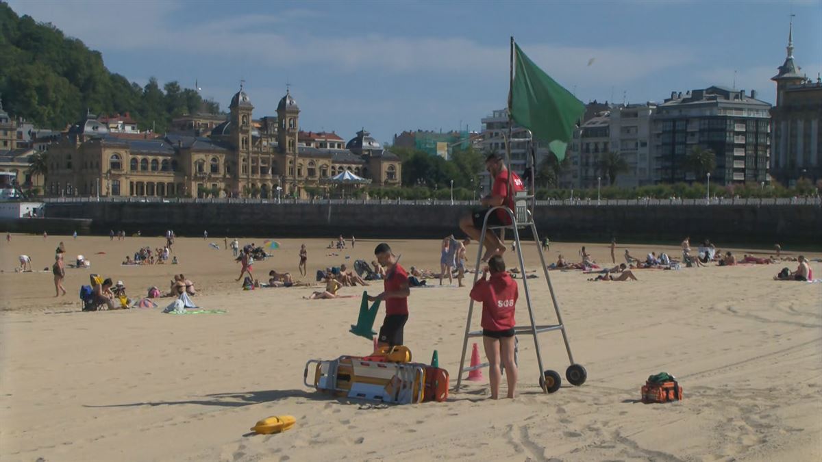 Socorristas en la playa de La Concha. Imagen obtenida de un vídeo de EITB Media.