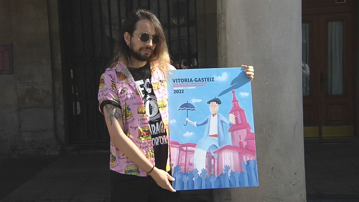 Luis Carlos Orduz con el cartel ganador. Imagen obtenida de un vídeo de EITB Media.