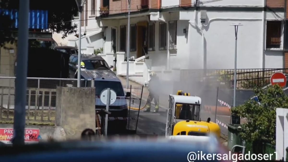 Bomberos en Gorliz. Imagen obtenida de un vídeo de Iker Salgado.