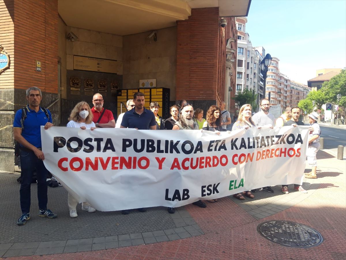 Delegados de ELA, LAB y ESK en Correos se han concentrado ante la sede de Bilbao. Fto: LAB