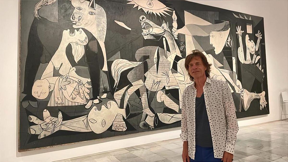El cantante Mick Jagger delante del "Guernica". Foto: Mick Jagger