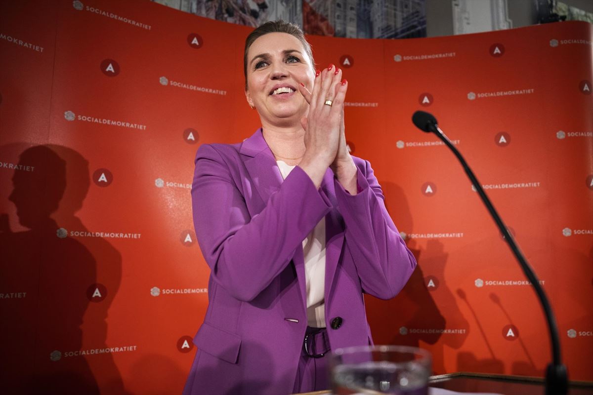 La primera ministra de Dinamarca, Mette Frederiksen, celebra el resultado del referéndum. Foto: EFE