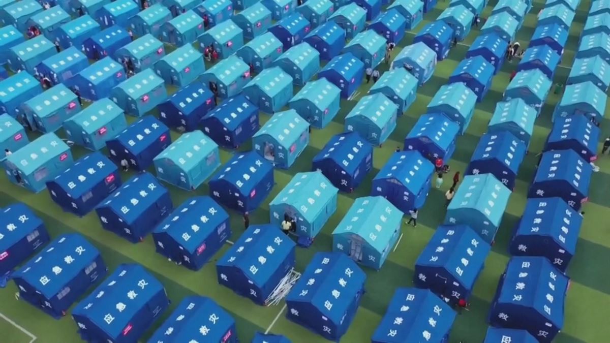 Kanpin-dendak Baoxing Konderriko estadioan. Agentzietako bideo batetik ateratako irudia.