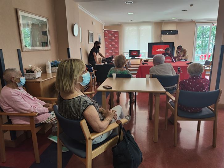 Con residentes y trabajadoras