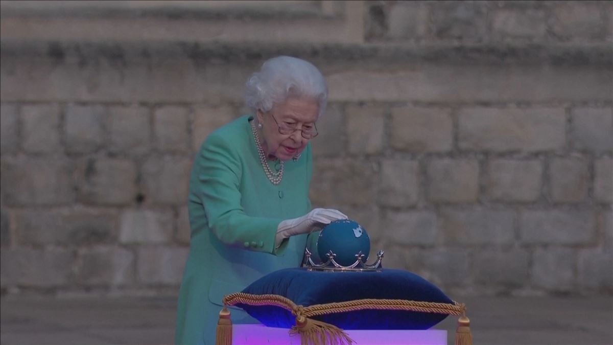 Isabel II enciende las luces. Imagen obtenida de un vídeo de Agencias.