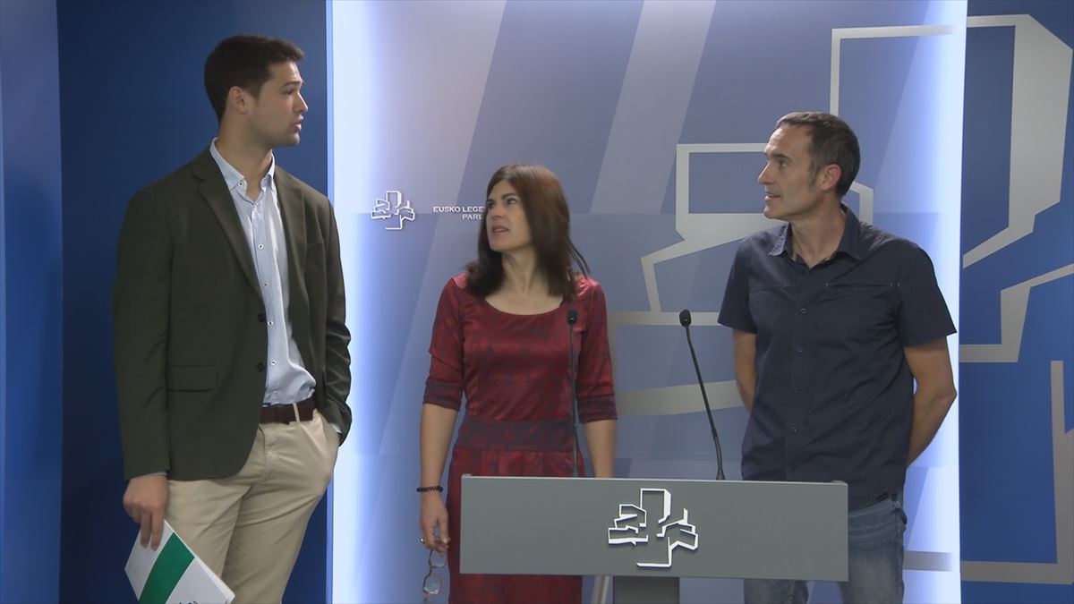 Díez (PNV), Gorrotxategi (EP-IU) y Arzuaga (EH Bildu), hoy en el Parlamento. 