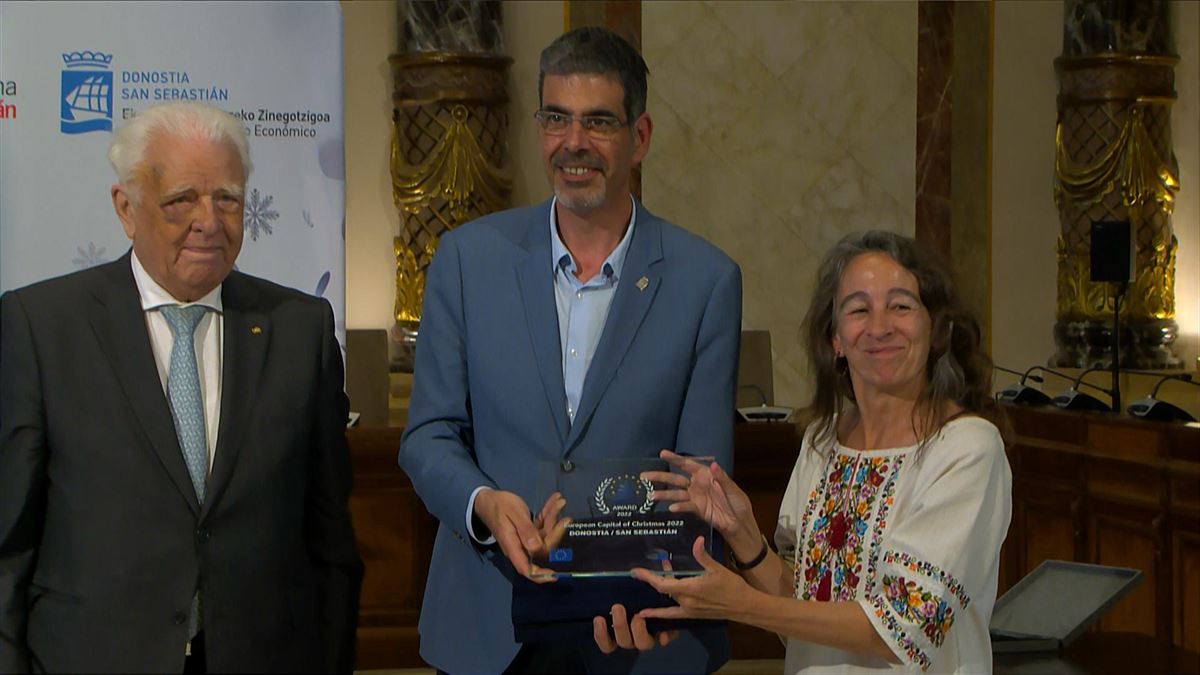 Los representantes de San Sebastián reciben el galardón.