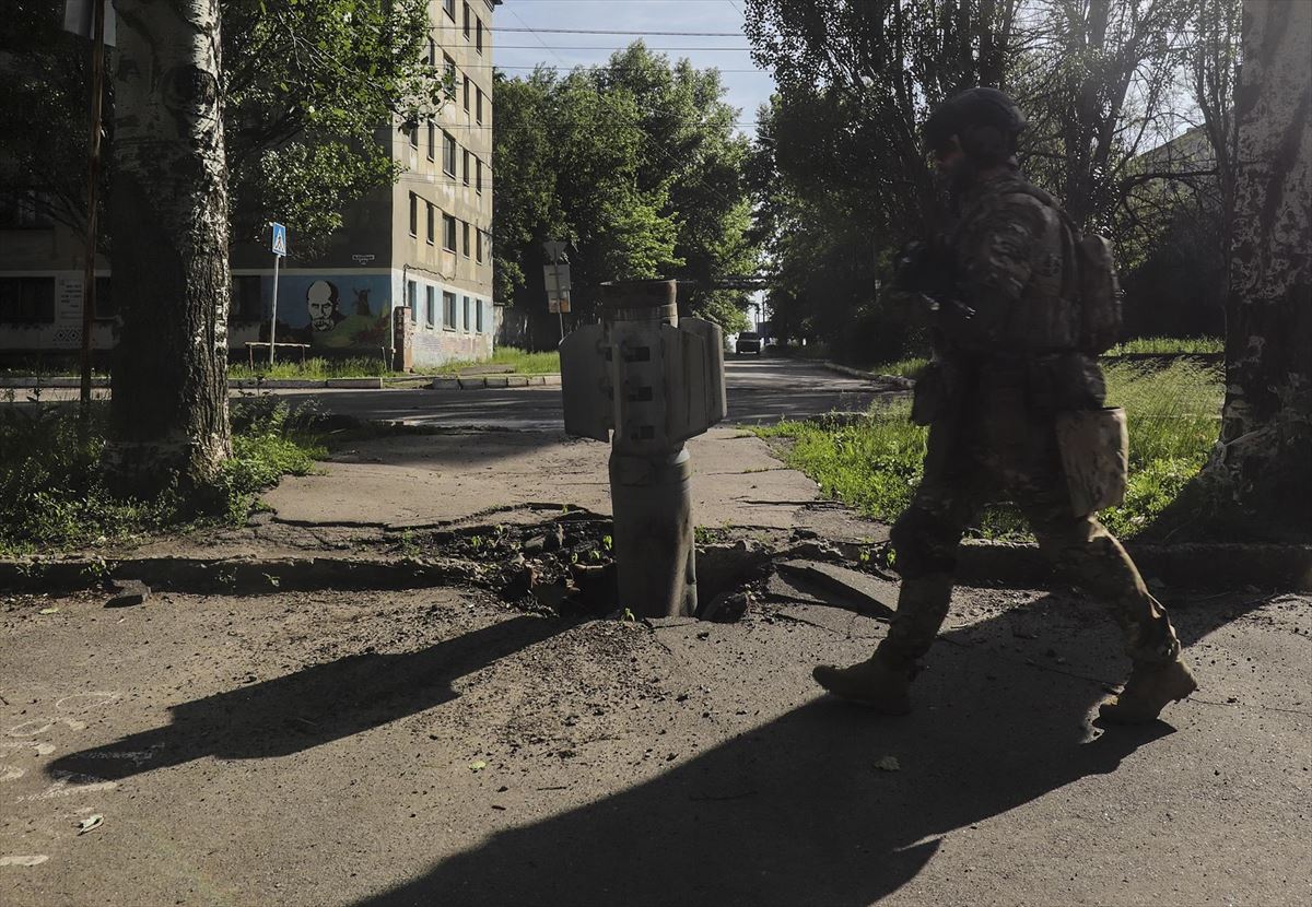 Un soldado ucraniano pasa junto a un cohete cerca de la línea del frente en Severodonetsk. Foto: EFE
