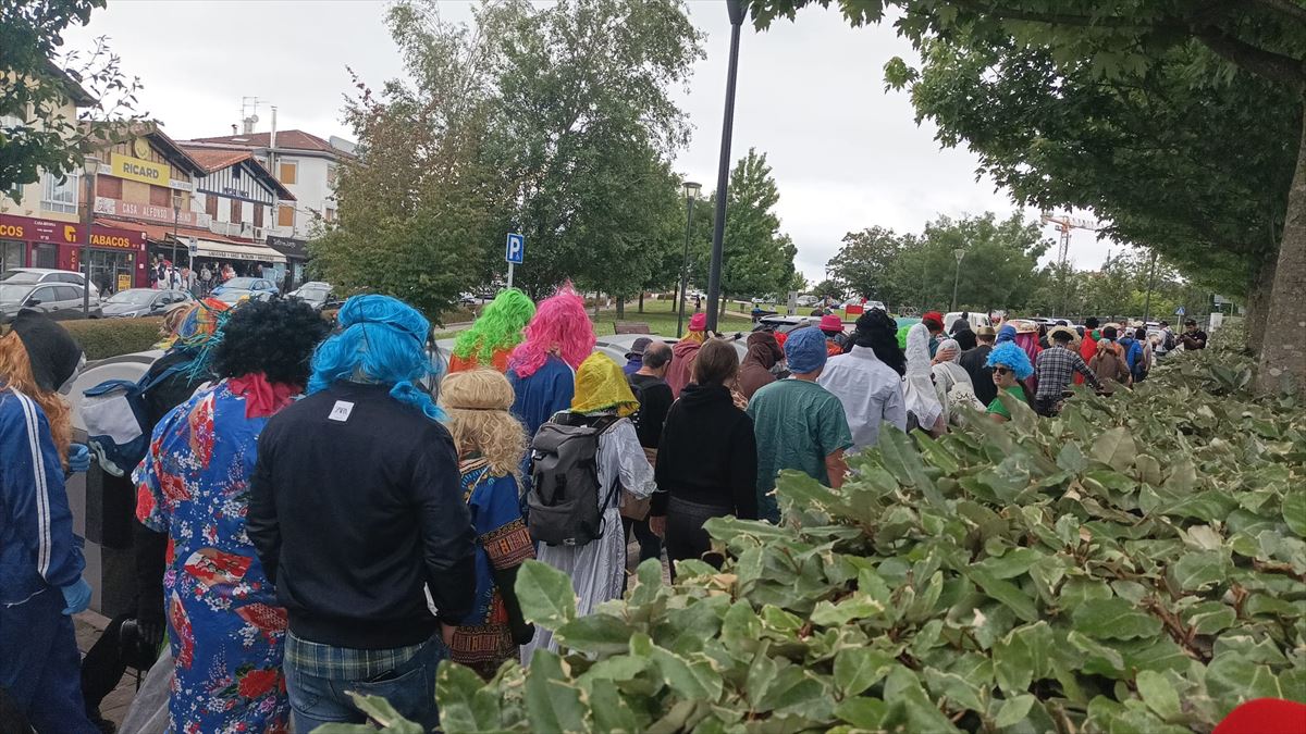 Decenas de personas disfrazadas se han desplazado desde Irún hasta Baiona este sábado. Foto: EiTB.