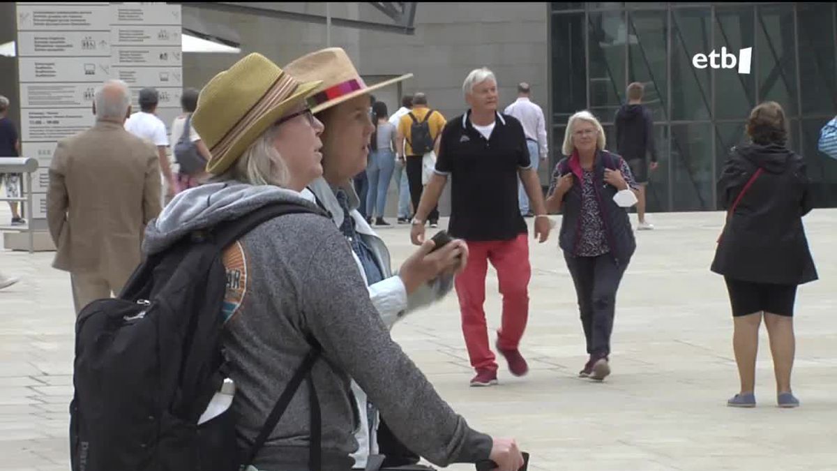 Turistas británicas en Bilbao. Imagen obtenida de un vídeo de EITB Media